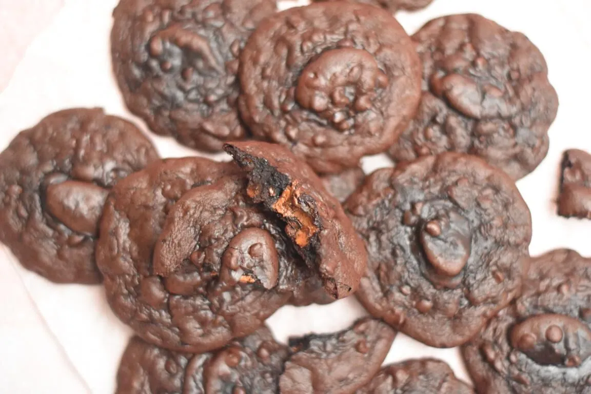 Flourless fudgy dark chocolate cookies (Karim Bourgi)