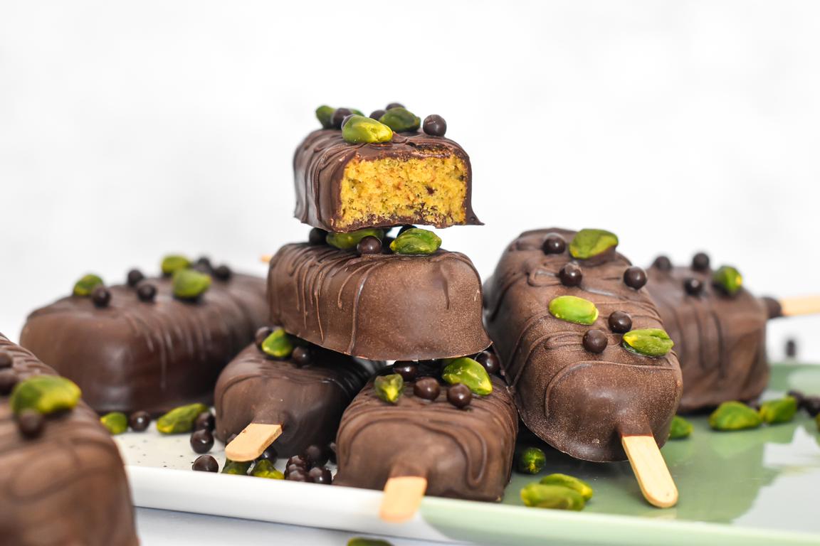 Pistachio & chocolate magnum cakes