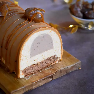 Part de Bûche de castanha e caramelo com manteiga salgada