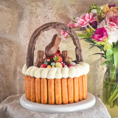 Part de Layer cake façon panier de Pâques