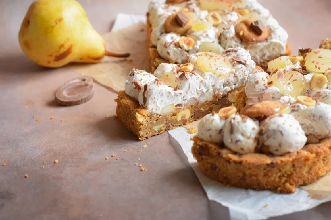 Tarte cookie poire, chocolat au lait & noisette