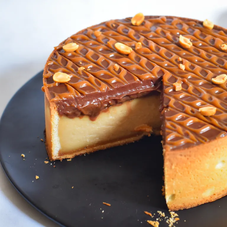 Part de Flan cacahuète, caramel & chocolat façon Snickers