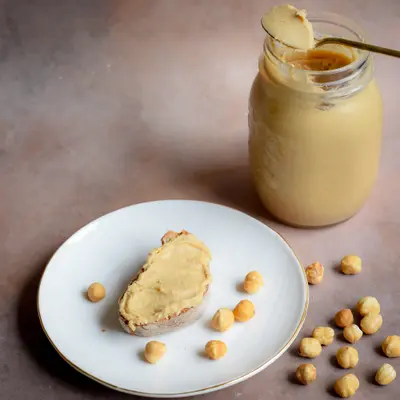 Part de Pâte à tartiner aux noisettes (façon El Mordjene ou Nocciolata bianca)