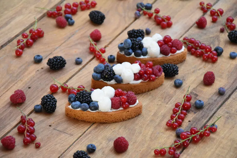 Tarte sablé breton, chantilly & fruits rouges