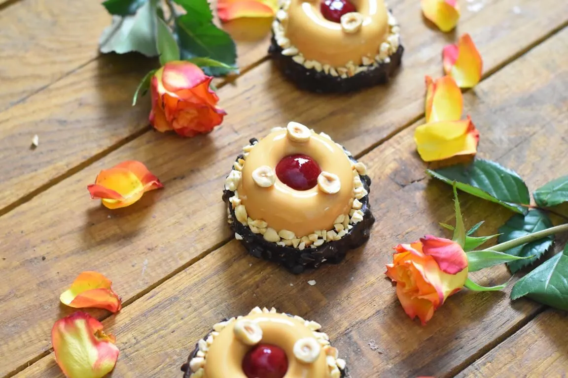 Entremets noisette, chocolat & framboise