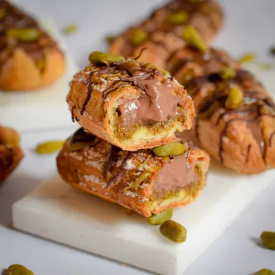 Part de Eclairs chocolat & pistache façon Dubai