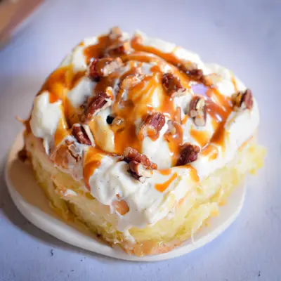 Part de Cinnamon rolls pécan & caramel