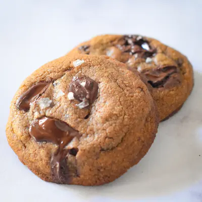 Part de Galletas de mantequilla avellana, chocolate negro y flor de sal