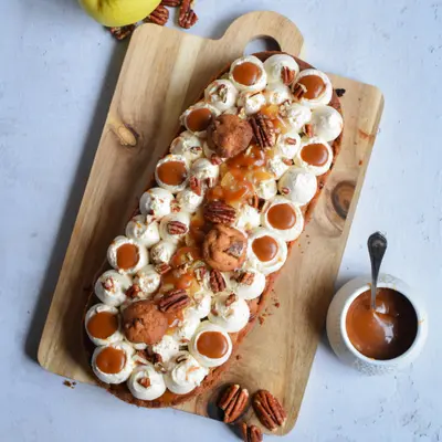 Part de Crostata biscotto con mele, caramello al burro salato e noci pecan