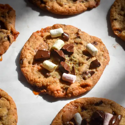 Part de Cookies s'mores à la cannelle (guimauve et chocolat)