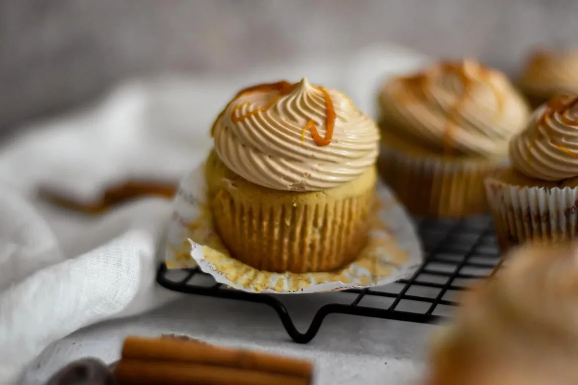 Cinnamon muffins with salted caramel & milk chocolate