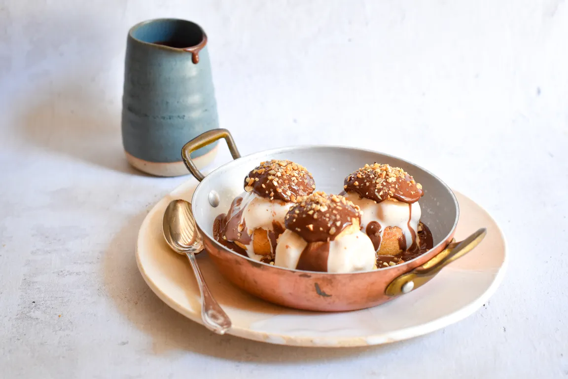 Profiteroles vanille, noisette & chocolat