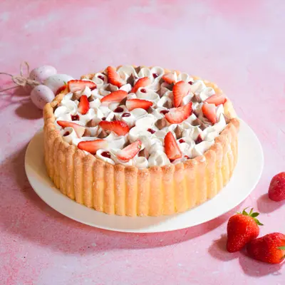 Part de Strawberry, Vanilla & Chocolate Charlotte