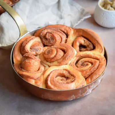 Part de Cinnamon rolls (ou kanelbullar) au beurre noisette et sucre muscovado