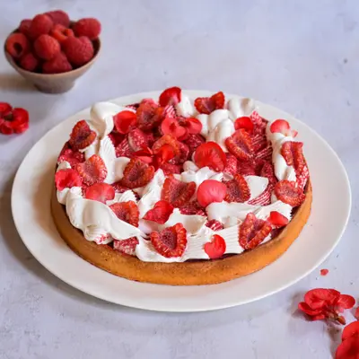 tarta z malinami i bezą