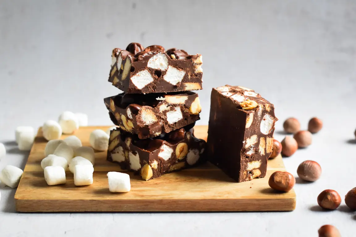 Rocky Road Schokoriegel (Haselnuss, Marshmallow, Mürbeteig)