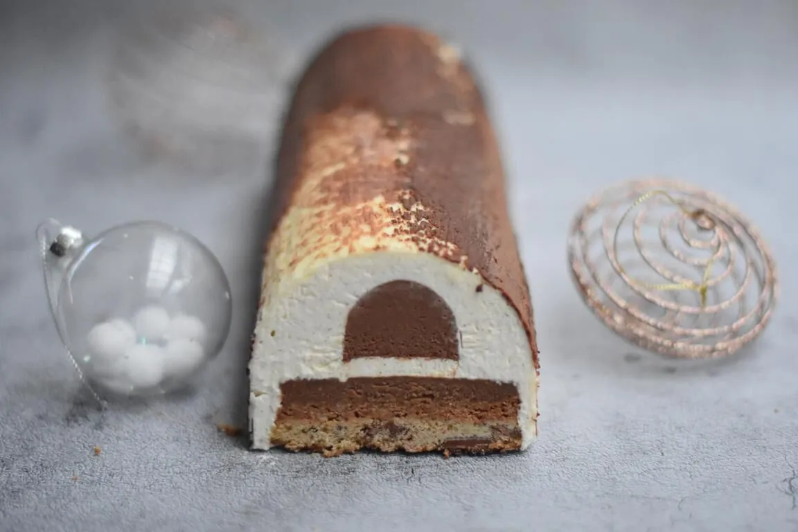 Rollo de galleta, vainilla y chocolates Valrhona.