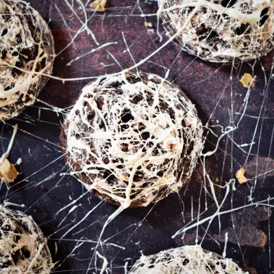 Part de Cookies tout chocolat façon toile d'araignée (Halloween)