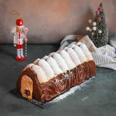 Part de Bûche tiramisu façon chalet de Noël