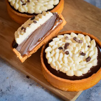 Part de Tartelette chocolat, praliné & chantilly
