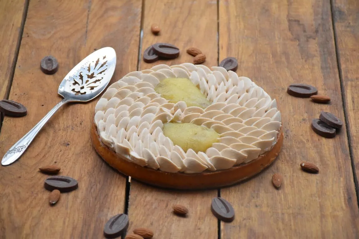 Tarte inspiration amande, chocolat au lait Jivara & poire