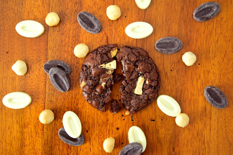 Cookies chocolat noir aux noix de macadamia et au chocolat blanc