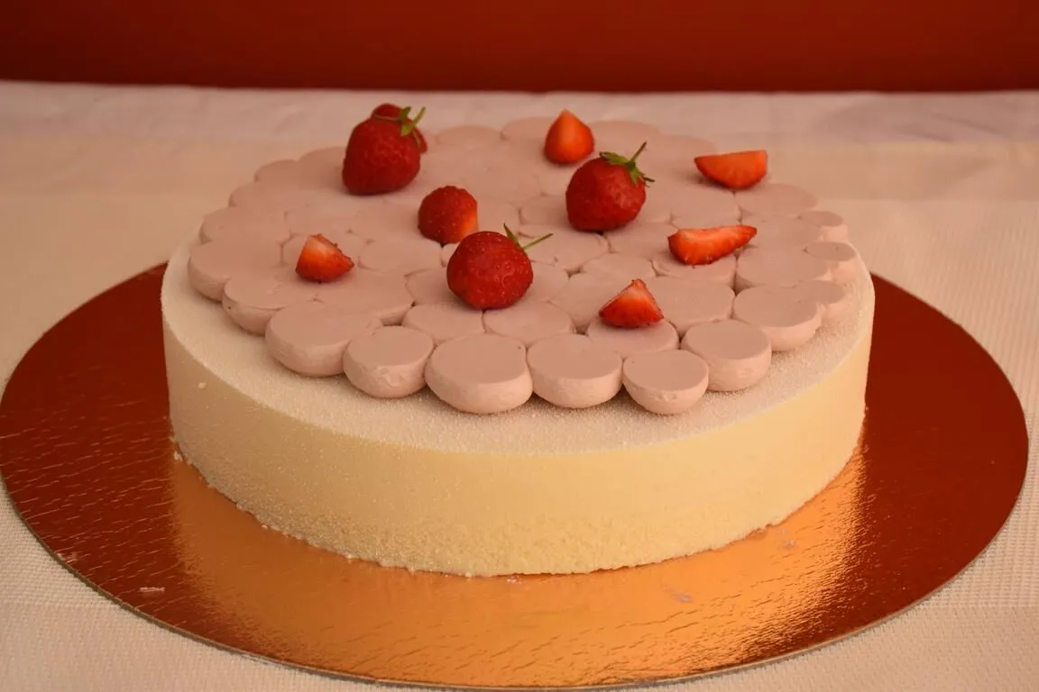 Entremets champagne rosé & fraises