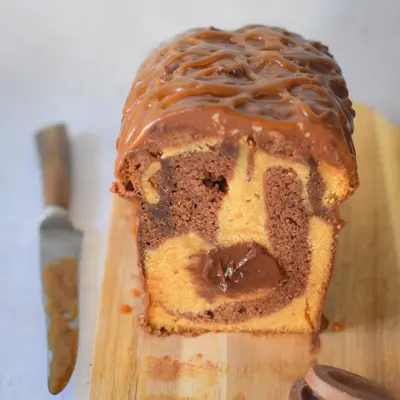 Part de Cake marbré chocolat & caramel beurre salé