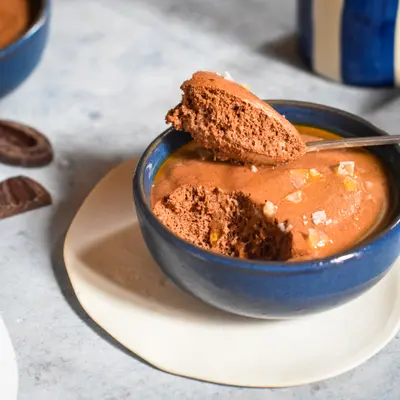 Part de Mousse au chocolat, huile d'olive, fleur de sel