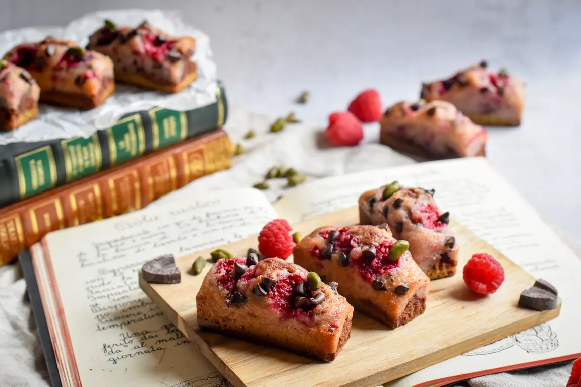 Mini cakes marbrés chocolat, pistache & framboise