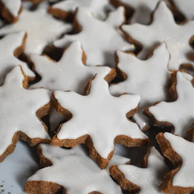 Part de Zimtsterne (étoiles à la cannelle)