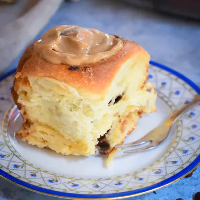 Part de Cinnamon rolls au café