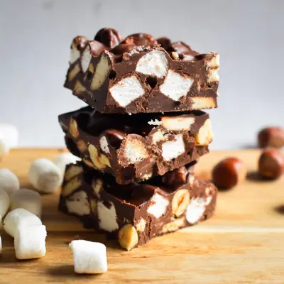 Part de Thanh sô cô la rocky road (hạt phỉ, kẹo dẻo, bánh quy bơ)