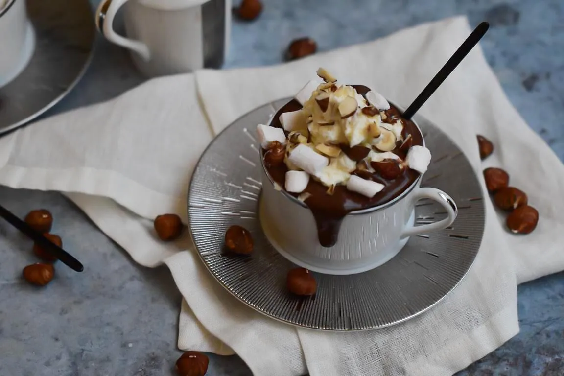 Chocolat chaud (guimauves, sirop de noisette, chantilly)