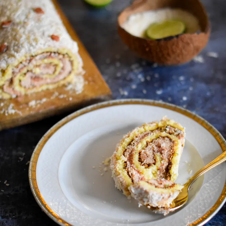 Part de Bûche roulée exotique (goyave, citron vert & noix de coco)