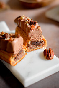 Deux éclairs brownie avec des noix de pécans