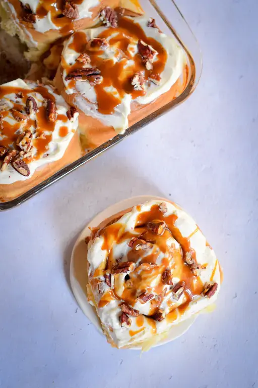 Cinnamon rolls pecan caramel 10
