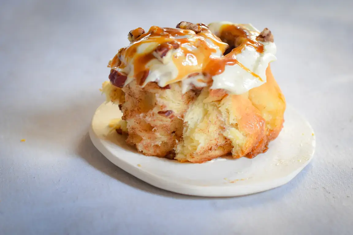 Cinnamon rolls pecan caramel 11