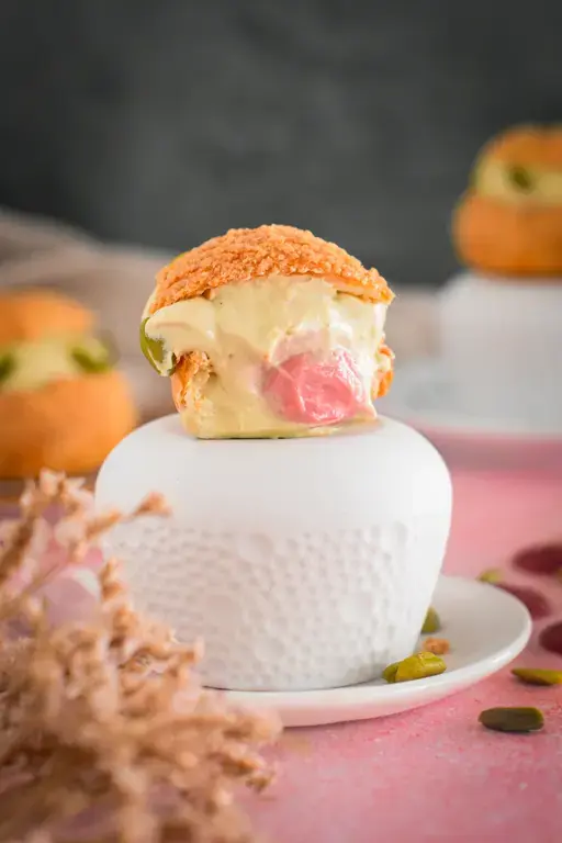 Choux pistache framboise