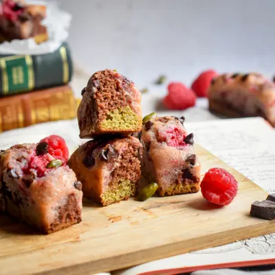 Part de Mini cakes marbrés chocolat, pistache & framboise