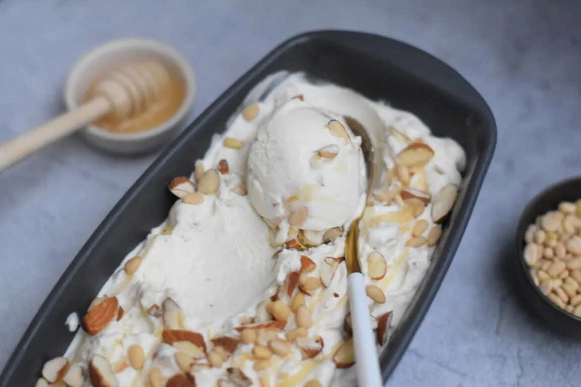 Glace au yaourt, miel, pignons & amandes